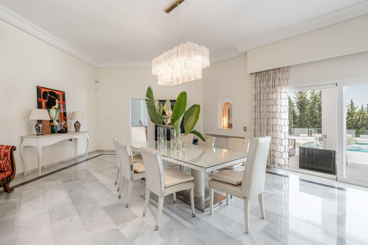 6 Bedroom Villa for Sale in El Paraiso — 6