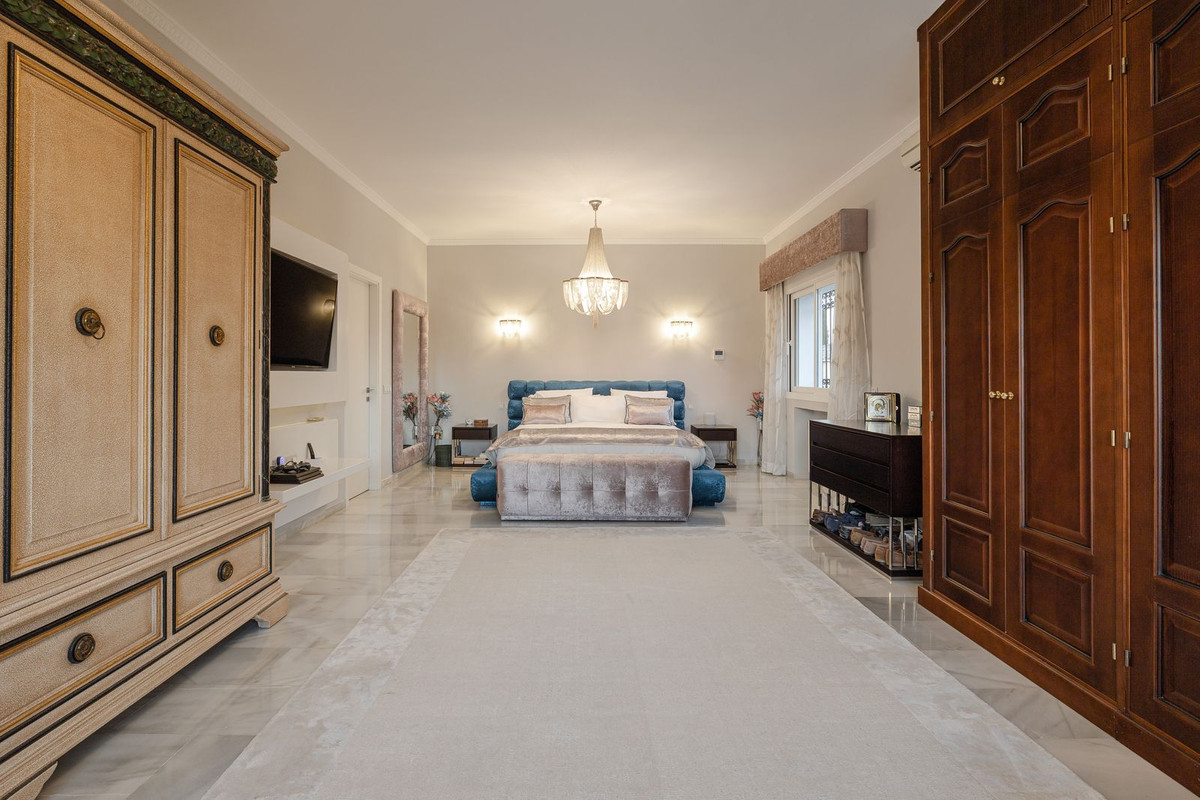 6 Bedroom Villa for Sale in El Paraiso — 8