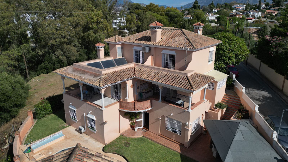 6 Bedroom Villa for Sale in San Pedro de Alcántara
