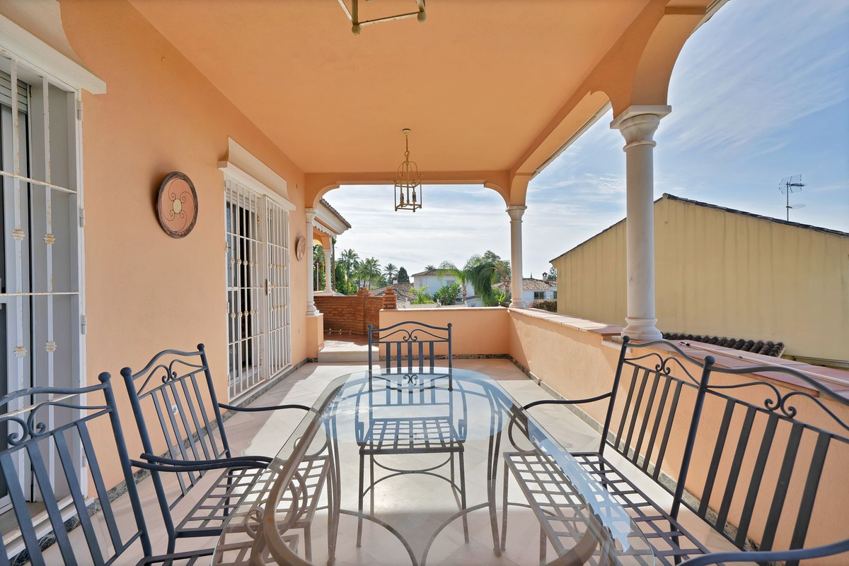 6 Bedroom Villa for Sale in San Pedro de Alcántara — view 18