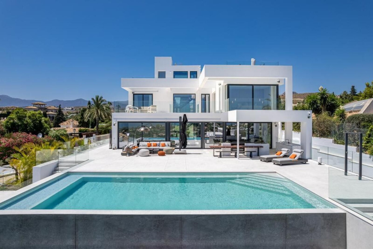6 Bedroom Villa for Sale in Benahavís