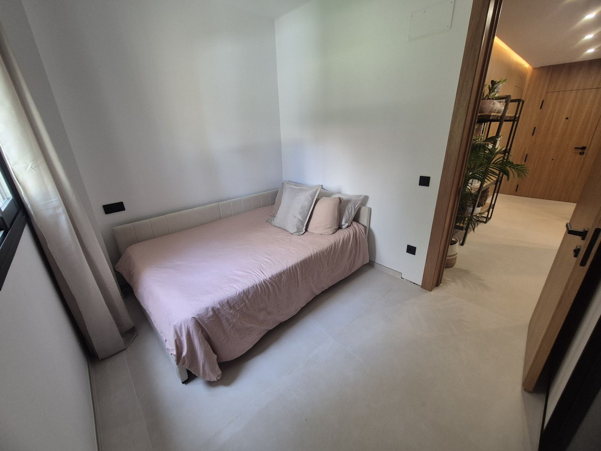 2 Bedroom Apartment for Sale in Puerto Banús — view 9
