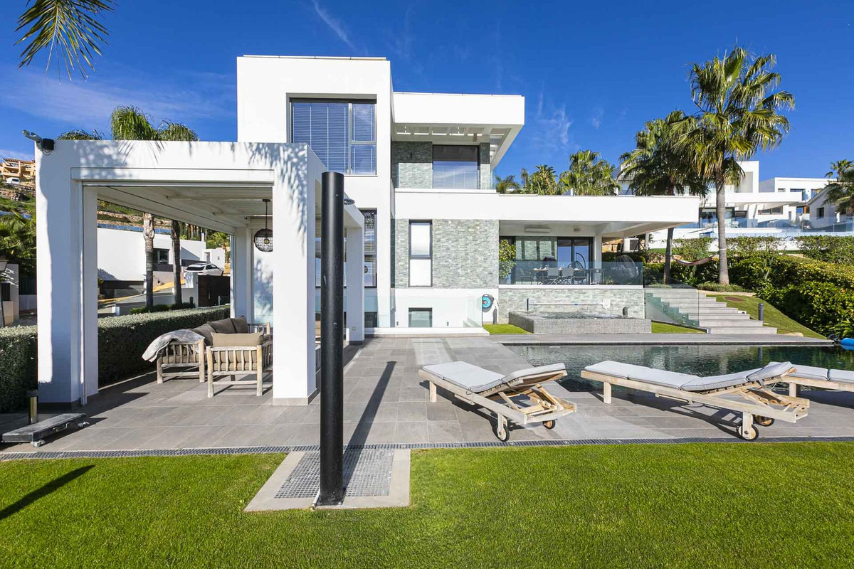 4 Bedroom Villa for Sale in Benahavís — 3
