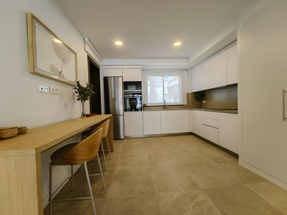 4 Bedroom Apartment for Sale in Estepona — view 10