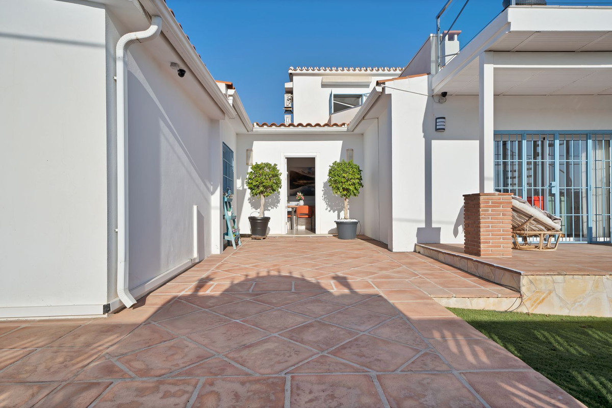 4 Bedroom Villa for Sale in San Pedro de Alcántara — 4
