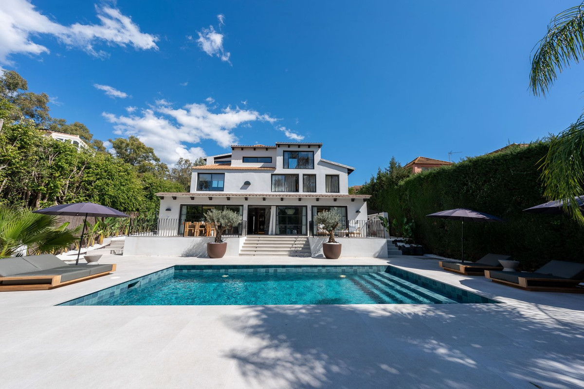 5 Bedroom Villa for Sale in Nueva Andalucía