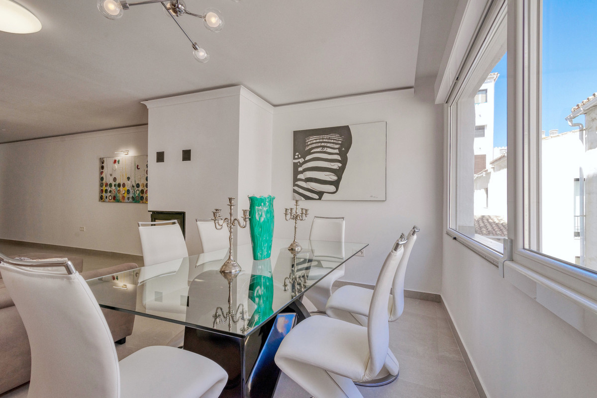 3 Bedroom Apartment for Sale in Puerto Banús — 2