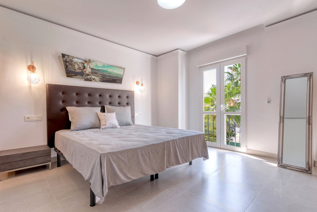 3 Bedroom Apartment for Sale in Puerto Banús — 6