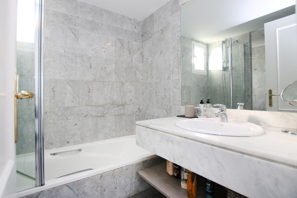 3 Bedroom Apartment for Sale in Nueva Andalucía — view 13
