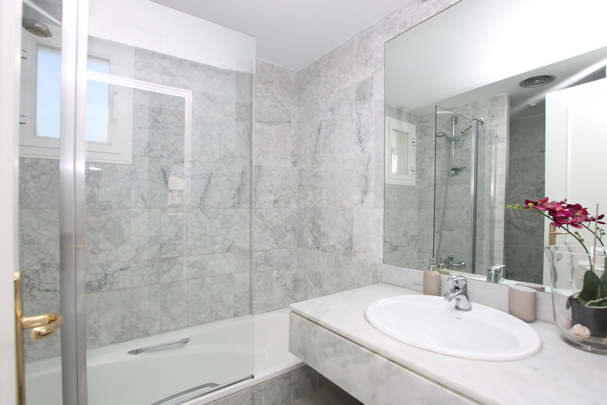 3 Bedroom Apartment for Sale in Nueva Andalucía — view 17
