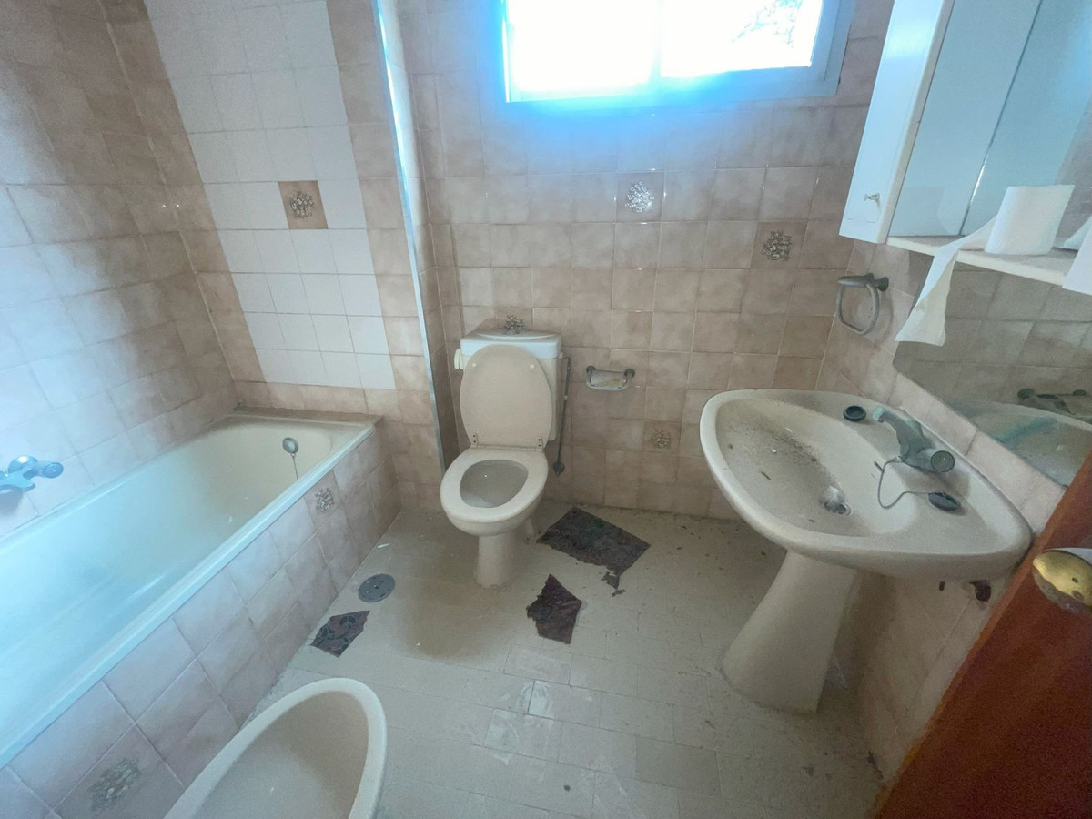 3 Bedroom Apartment for Sale in Estepona — view 10