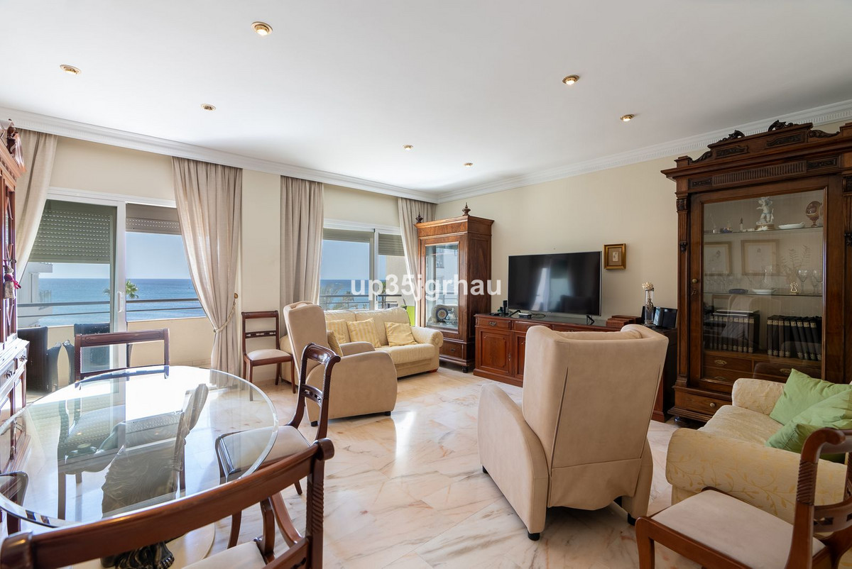 3 Bedroom Apartment for Sale in Estepona — 2