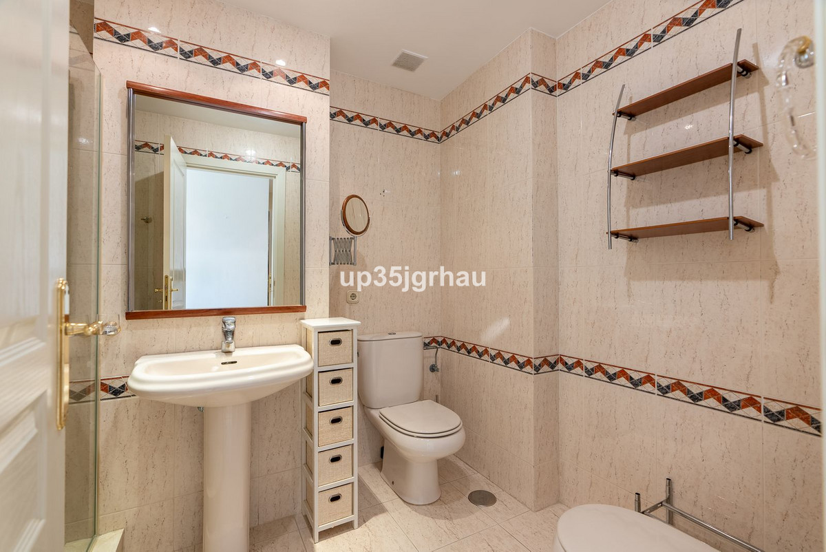 3 Bedroom Apartment for Sale in Estepona — view 12