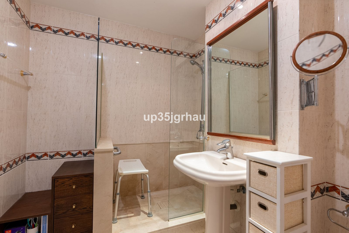 3 Bedroom Apartment for Sale in Estepona — view 13