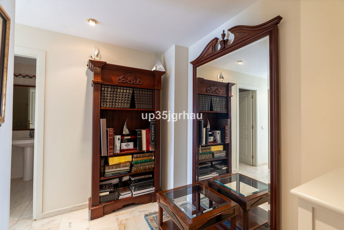 3 Bedroom Apartment for Sale in Estepona — view 14
