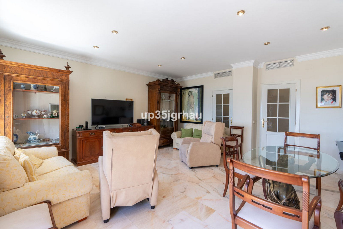 3 Bedroom Apartment for Sale in Estepona — view 15
