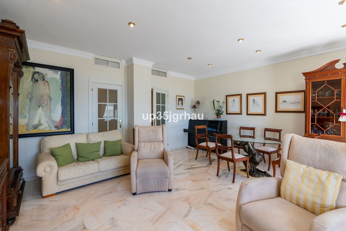 3 Bedroom Apartment for Sale in Estepona — view 17
