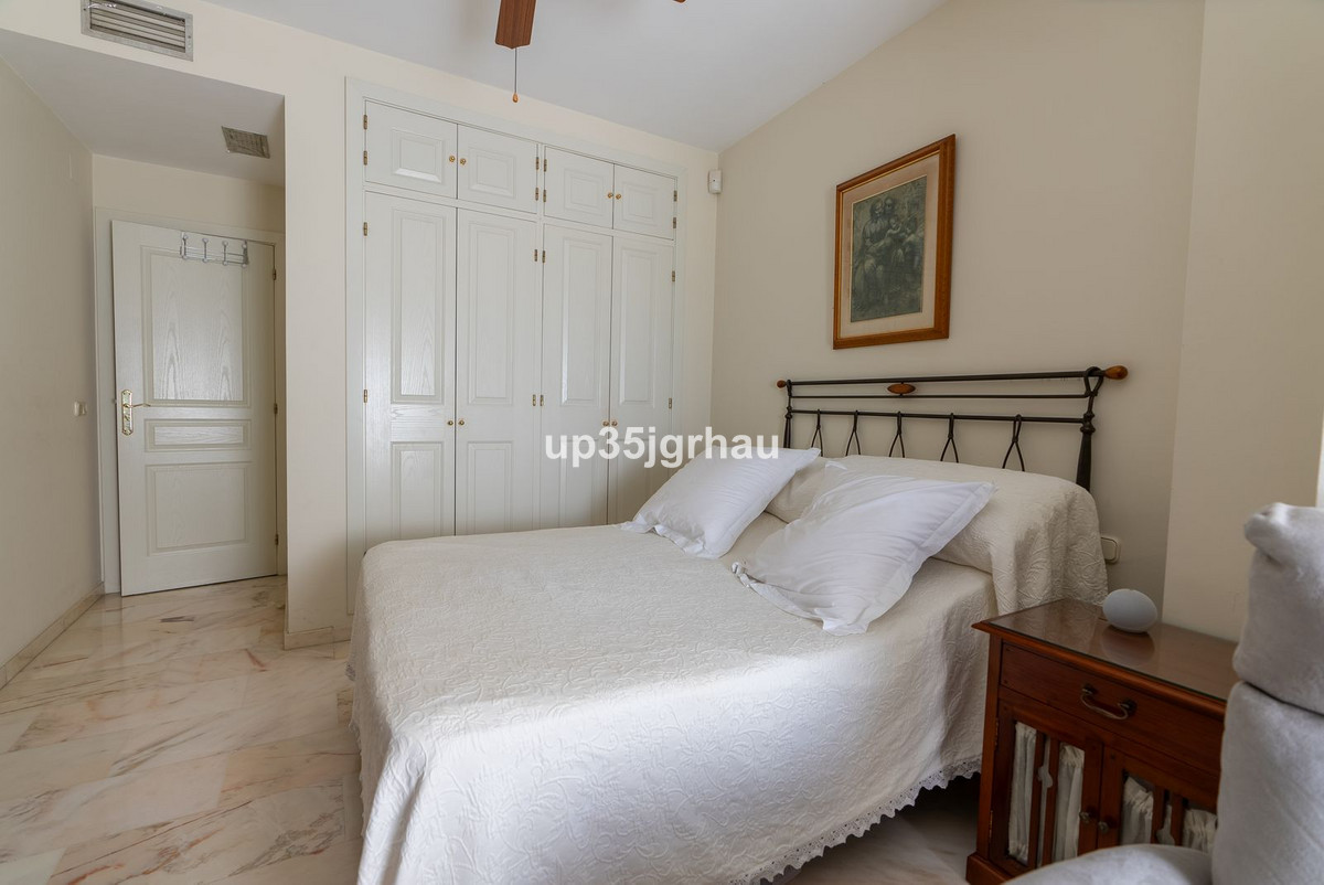 3 Bedroom Apartment for Sale in Estepona — view 18