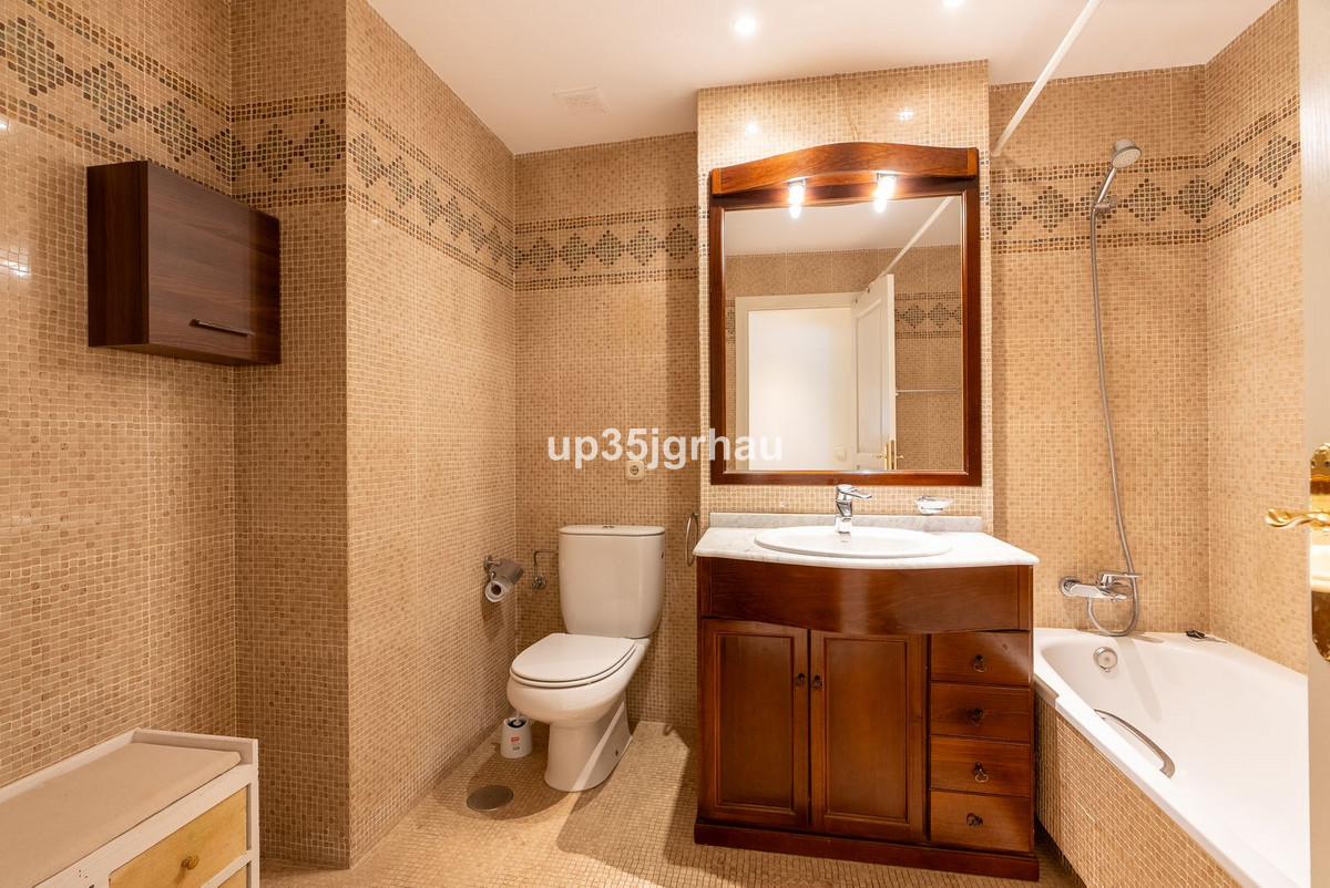 3 Bedroom Apartment for Sale in Estepona — view 19