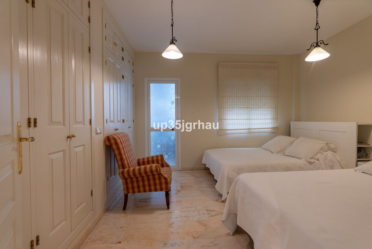 3 Bedroom Apartment for Sale in Estepona — view 20