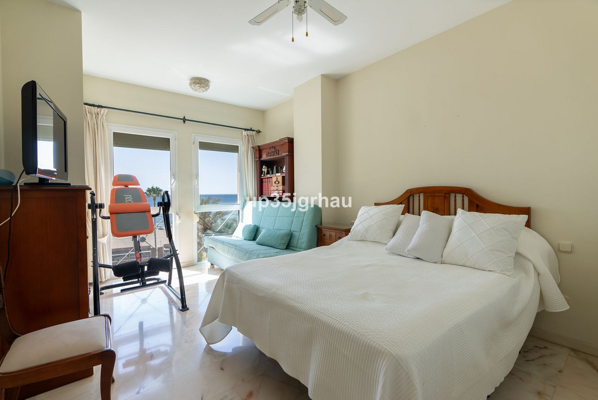 3 Bedroom Apartment for Sale in Estepona — 3