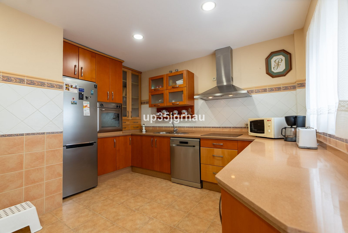 3 Bedroom Apartment for Sale in Estepona — 9