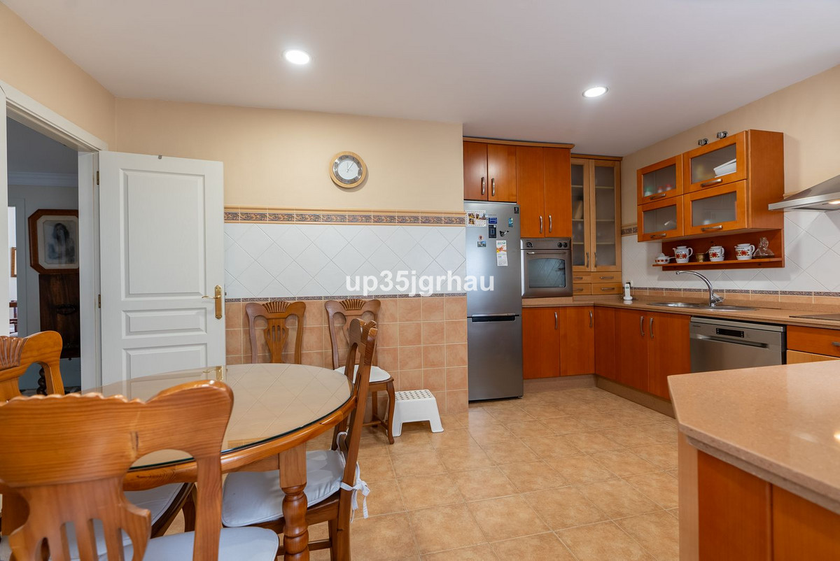 3 Bedroom Apartment for Sale in Estepona — view 10