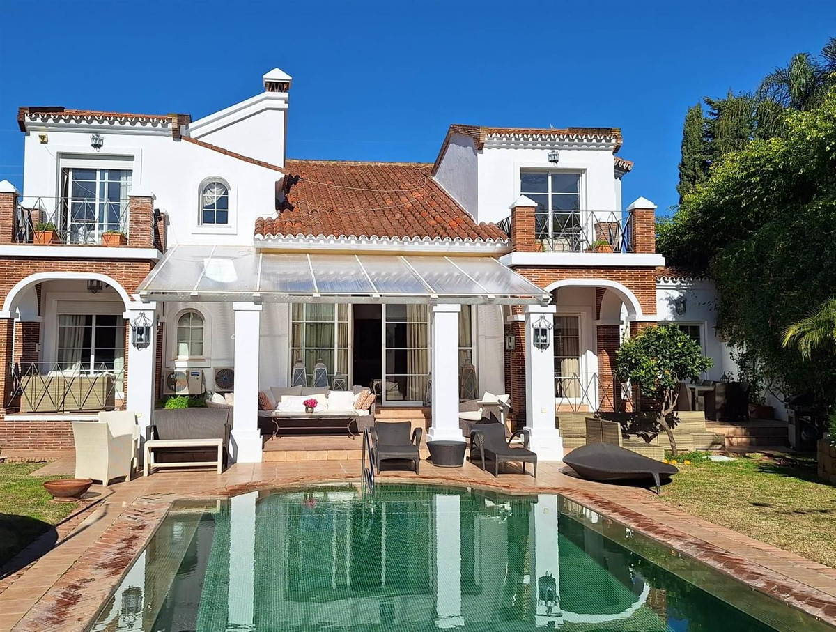 4 Bedroom Villa for Sale in Puerto Banús — 2