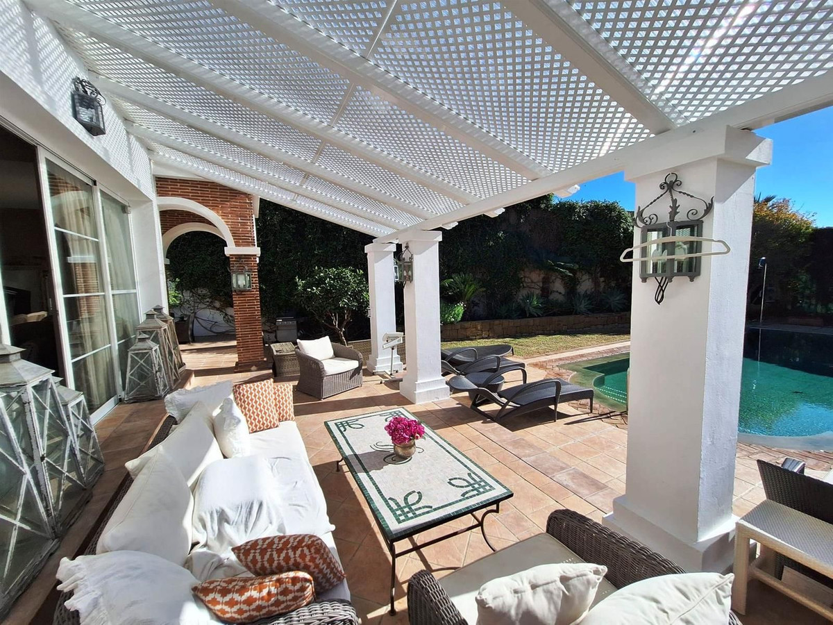 4 Bedroom Villa for Sale in Puerto Banús — 3