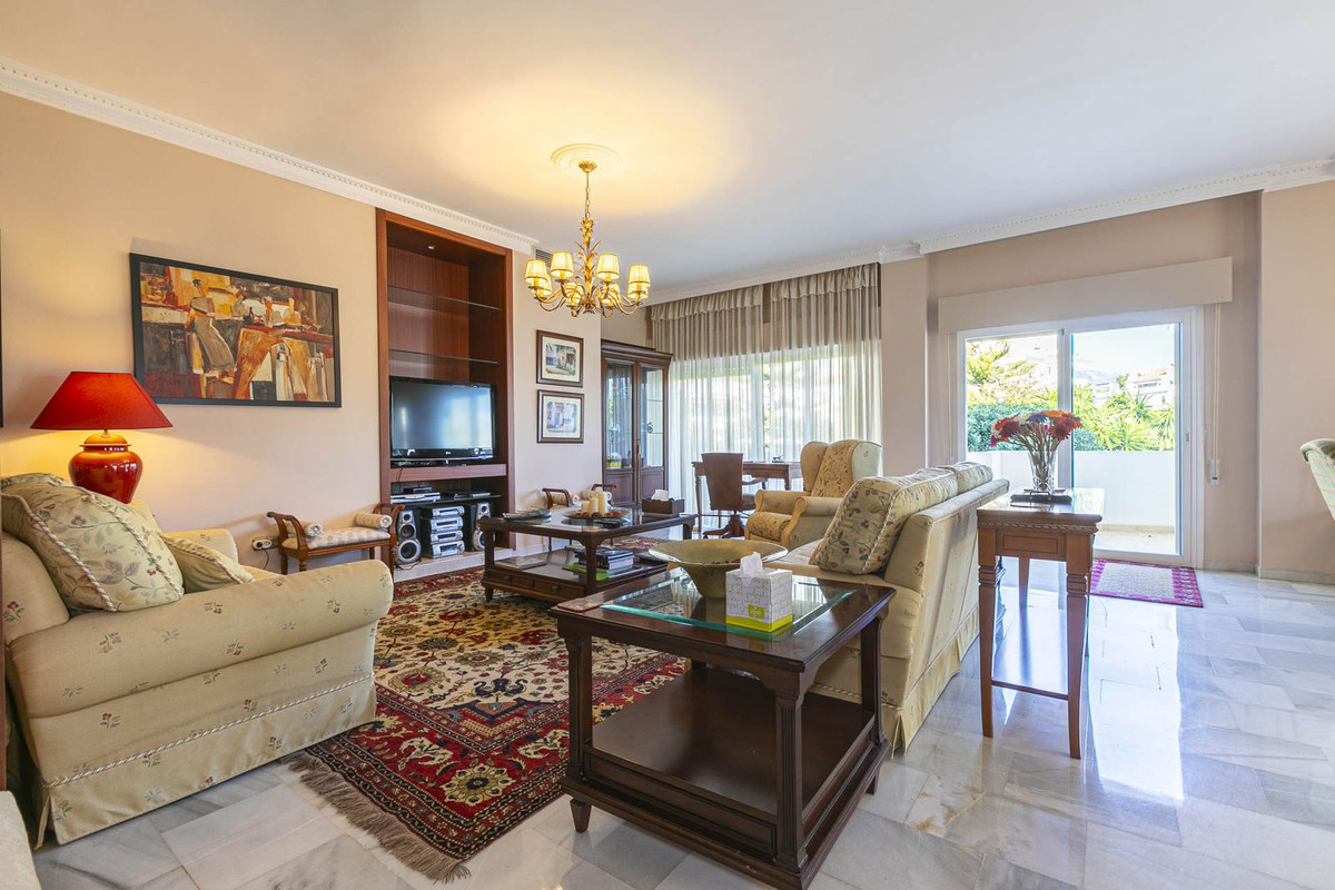 3 Bedroom Apartment for Sale in Nueva Andalucía — 3