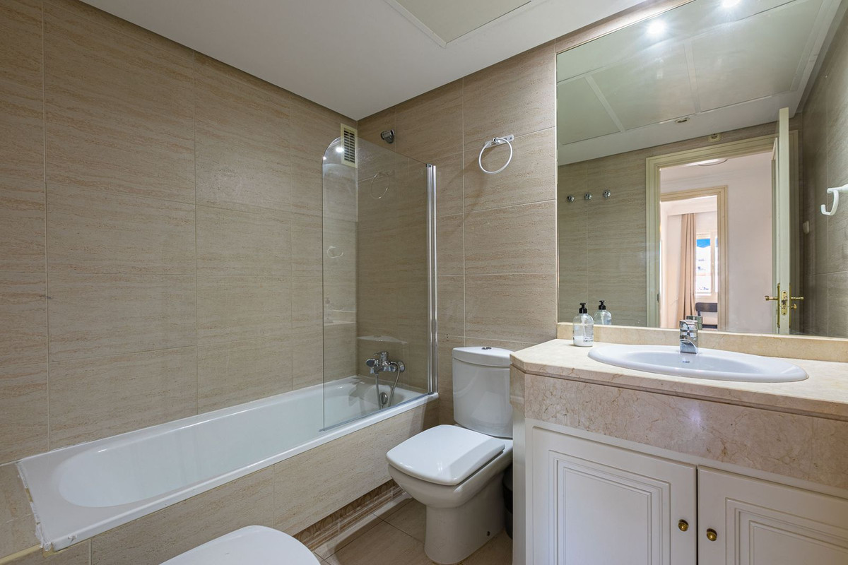 2 Bedroom Apartment for Sale in Puerto Banús — 8