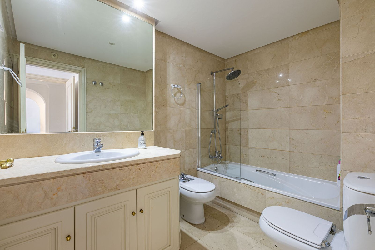2 Bedroom Apartment for Sale in Puerto Banús — 9