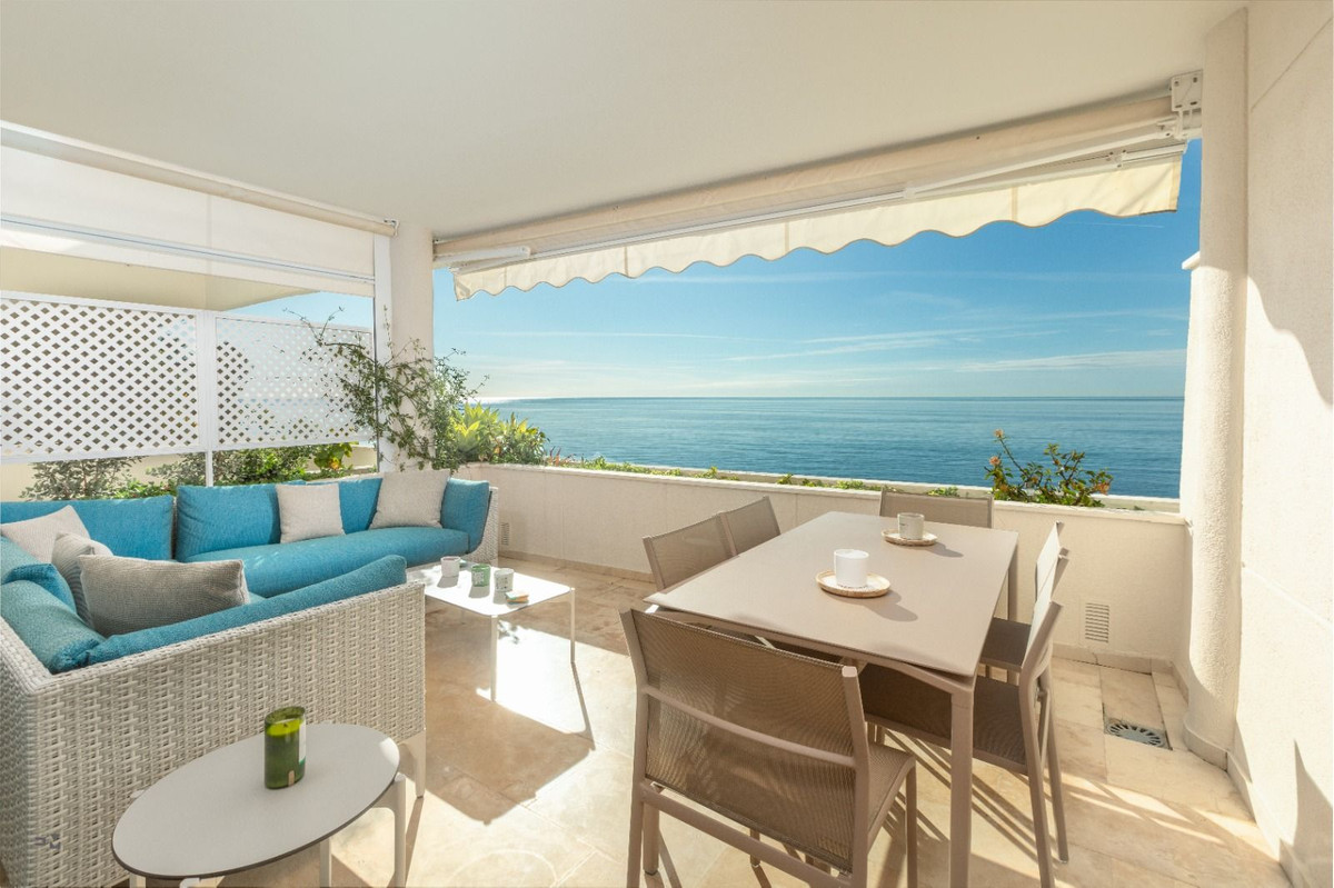 3 Bedroom Apartment for Sale in Estepona — 2