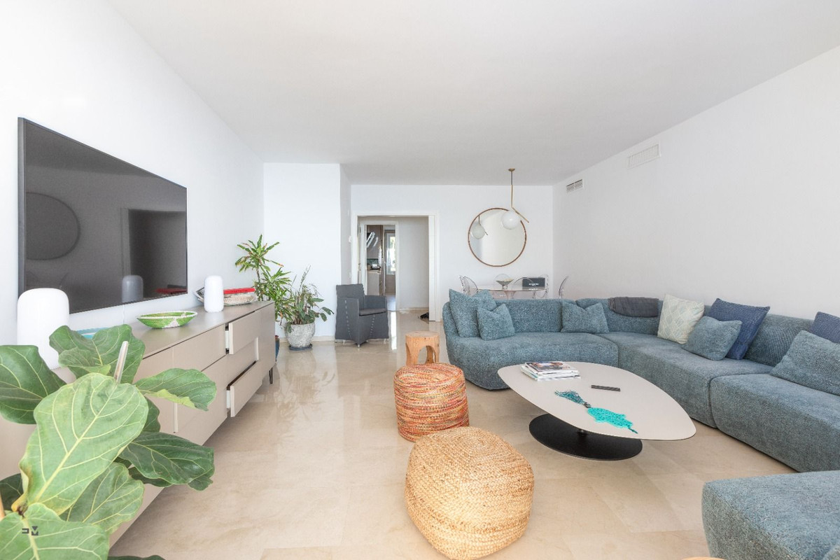 3 Bedroom Apartment for Sale in Estepona — 9
