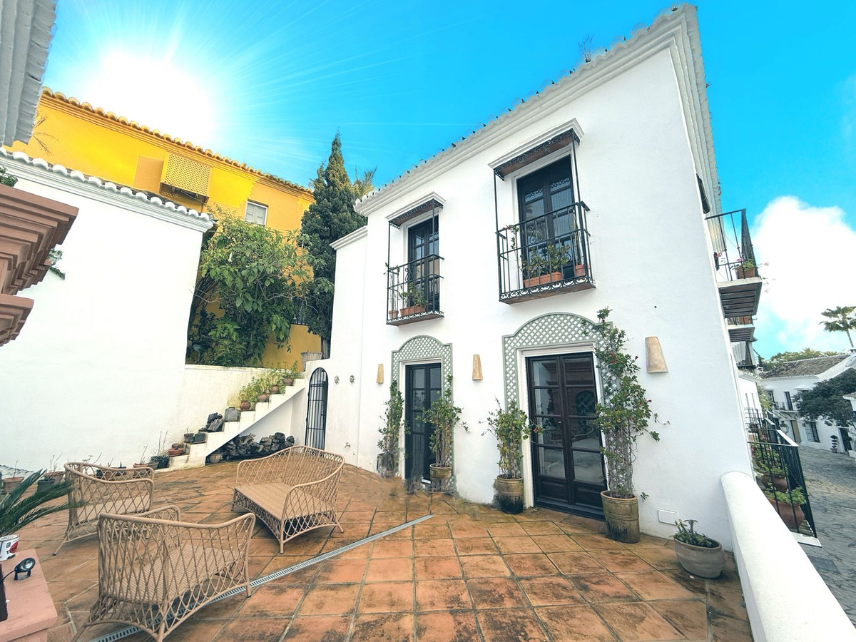 4 Bedroom Villa for Sale in Marbella — 2