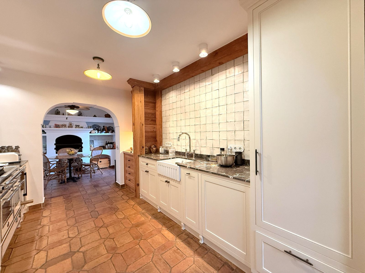 4 Bedroom Villa for Sale in Marbella — view 13