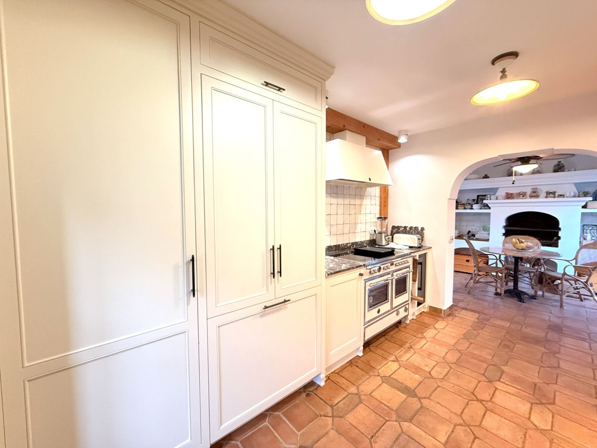 4 Bedroom Villa for Sale in Marbella — view 14