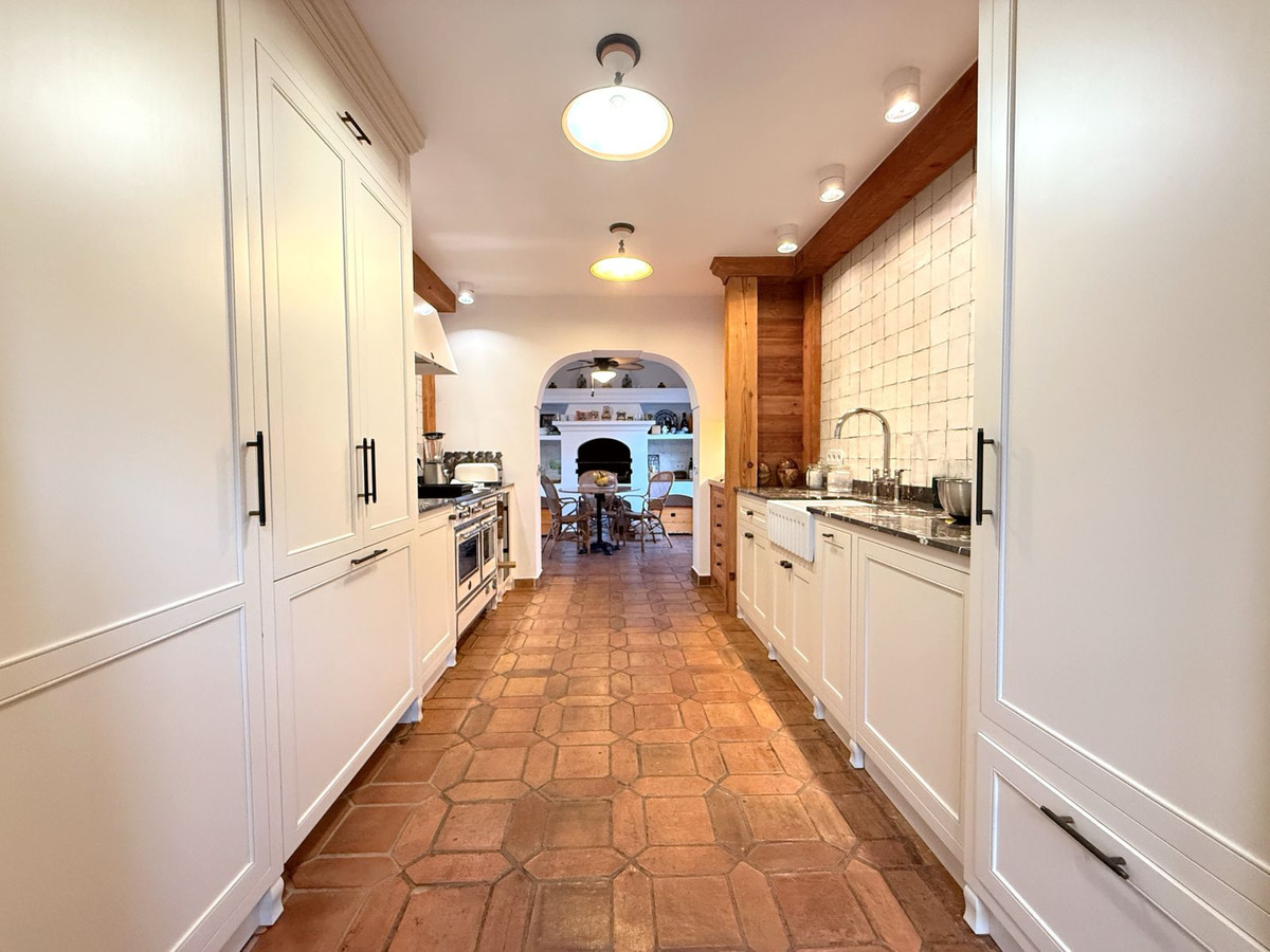 4 Bedroom Villa for Sale in Marbella — view 15