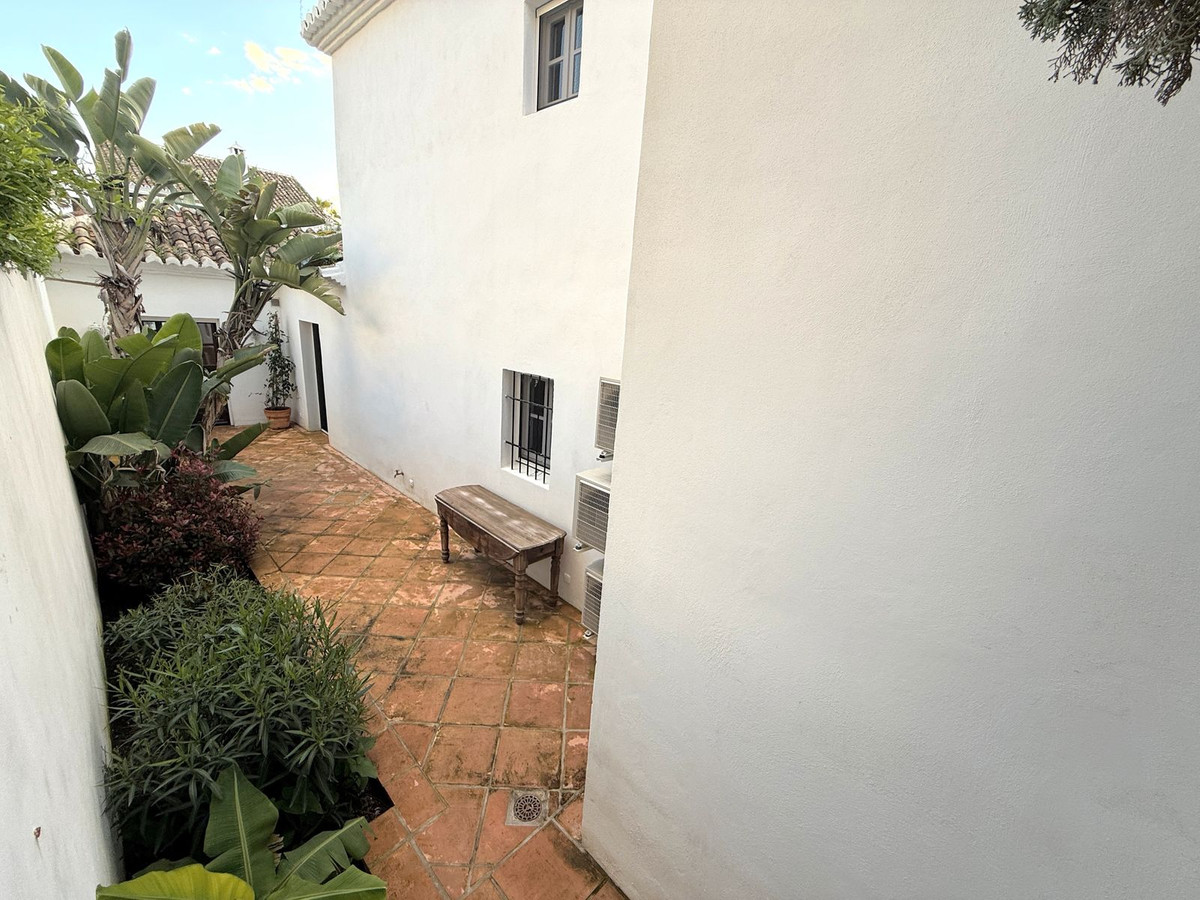 4 Bedroom Villa for Sale in Marbella — view 18