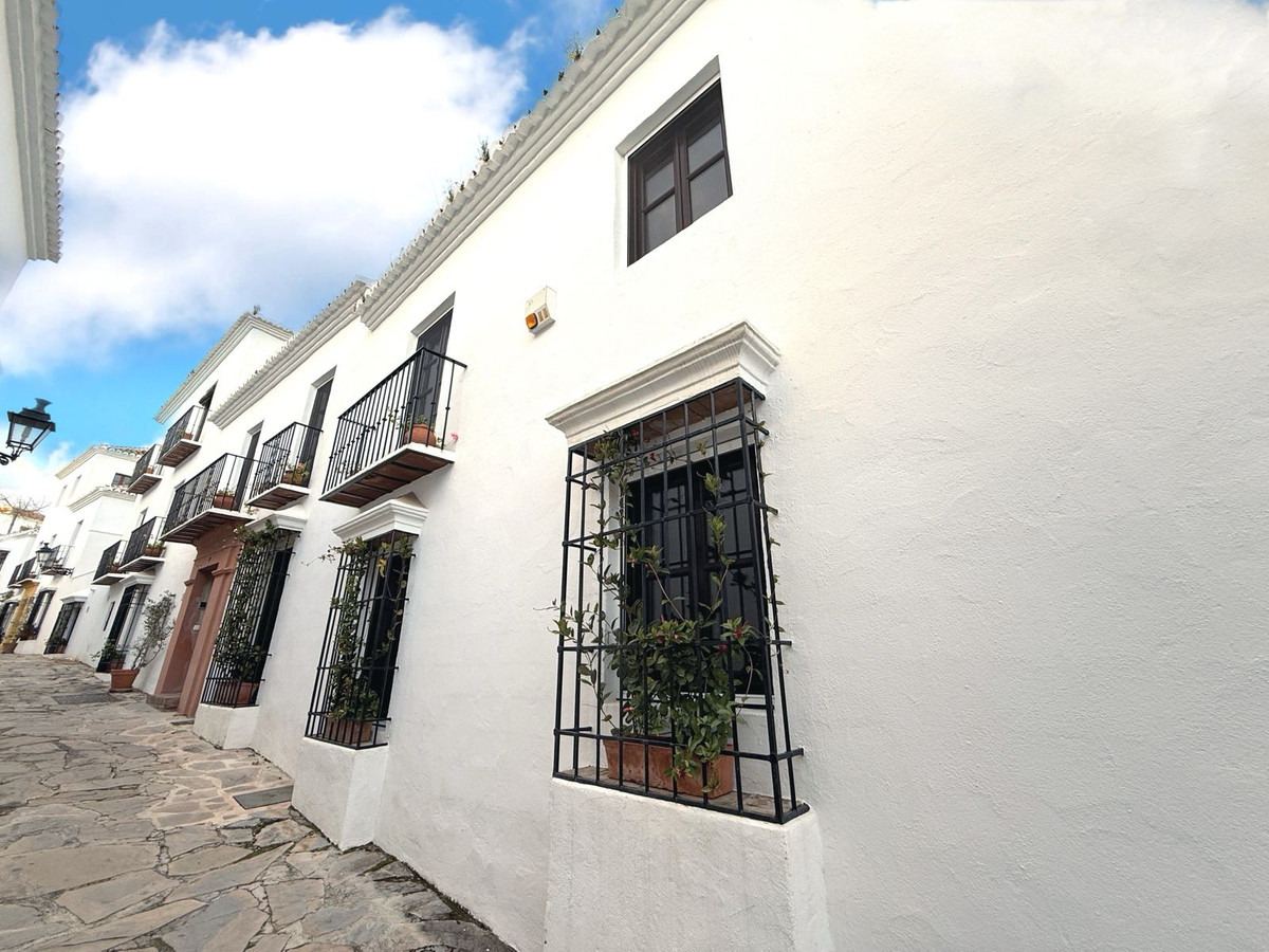 4 Bedroom Villa for Sale in Marbella — 4