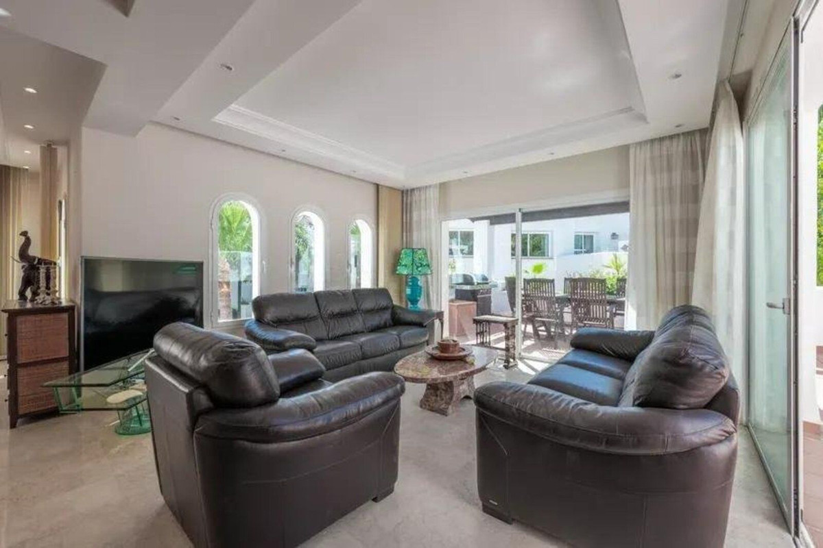 3 Bedroom Apartment for Sale in Puerto Banús — 2