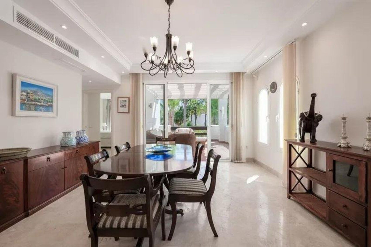 3 Bedroom Apartment for Sale in Puerto Banús — 3
