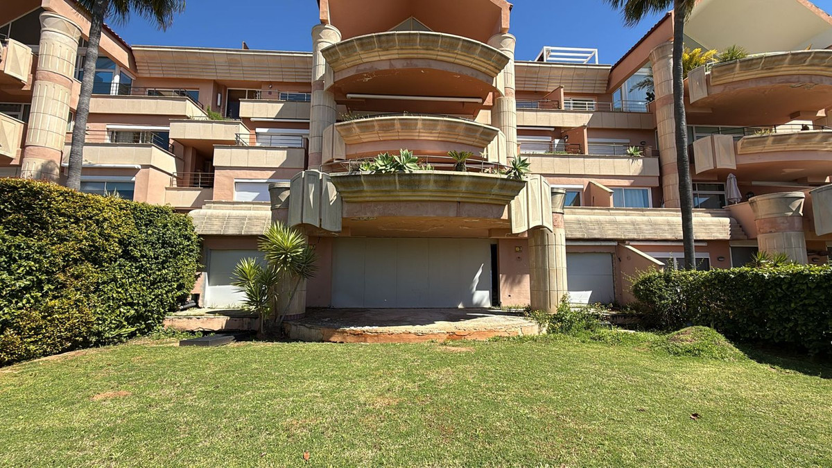 4 Bedroom Apartment for Sale in Nueva Andalucía — 2