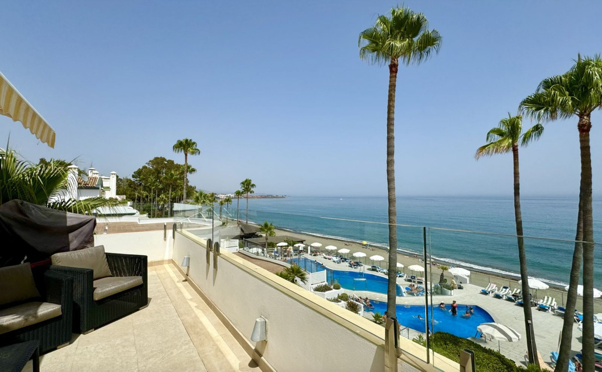 3 Bedroom Apartment for Sale in Estepona — 2