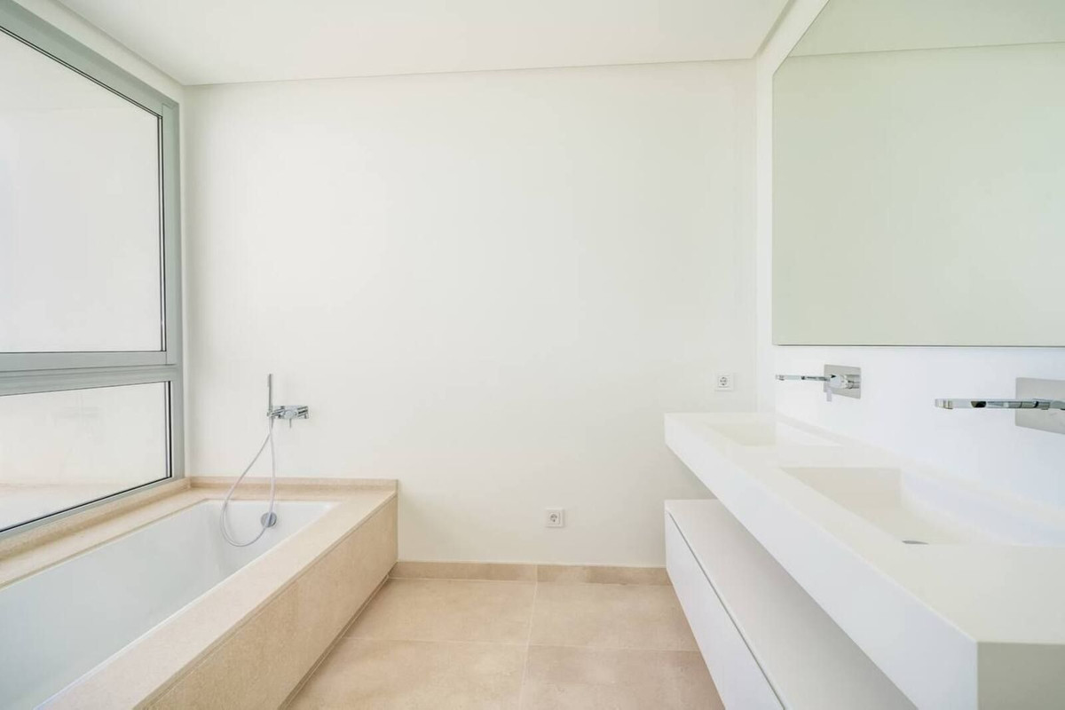 4 Bedroom Apartment for Sale in Benahavís — 9