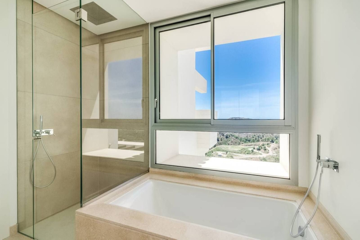 4 Bedroom Apartment for Sale in Benahavís — view 10
