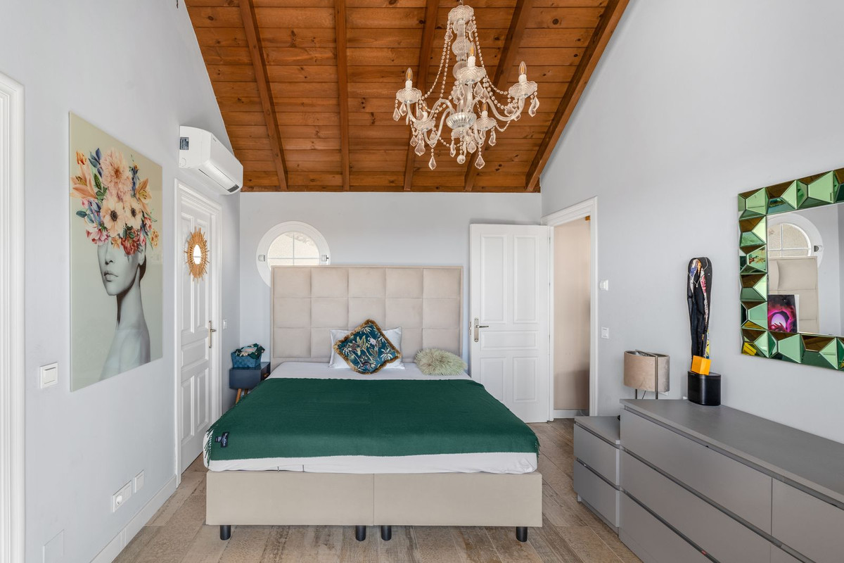 3 Bedroom Villa for Sale in The Golden Mile — view 11