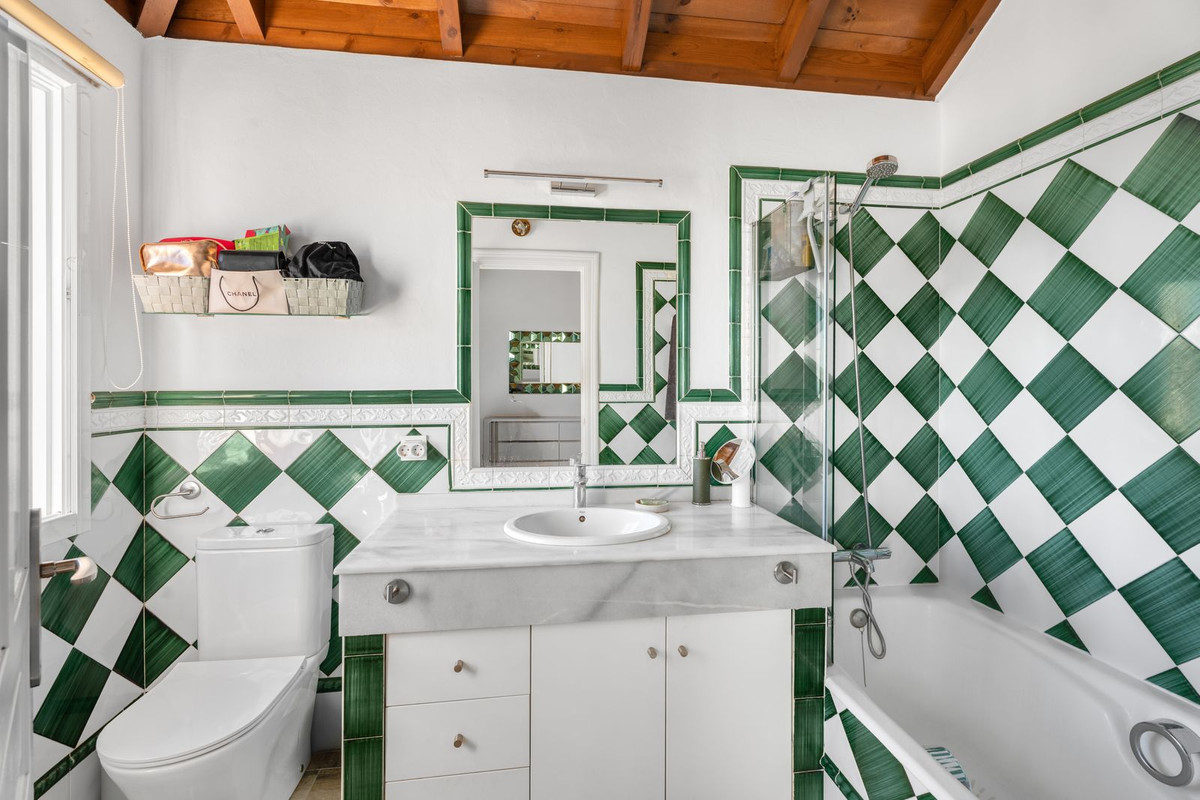 3 Bedroom Villa for Sale in The Golden Mile — view 15
