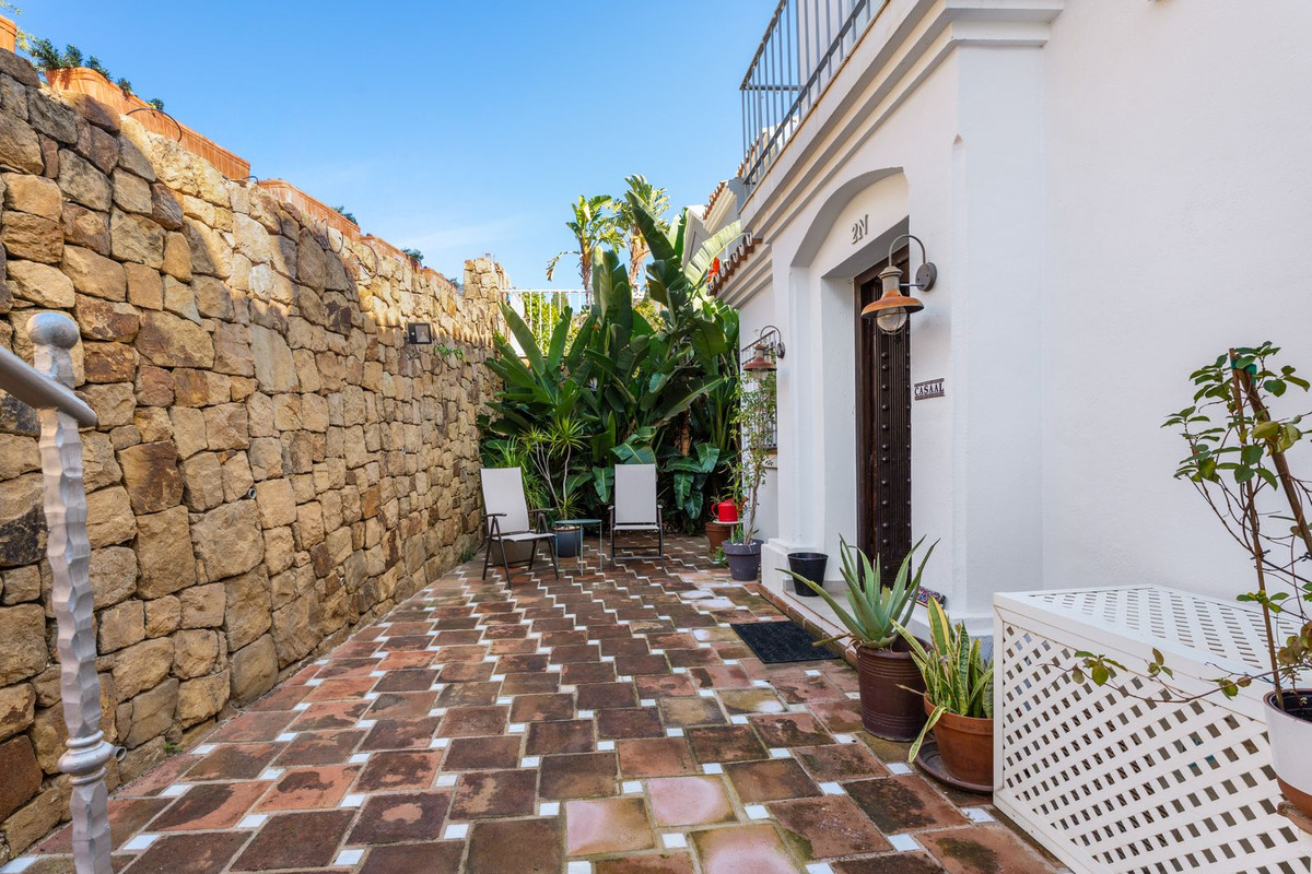 3 Bedroom Villa for Sale in The Golden Mile — view 16
