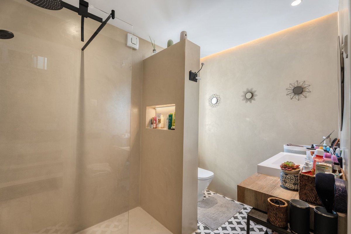 3 Bedroom Villa for Sale in The Golden Mile — view 10